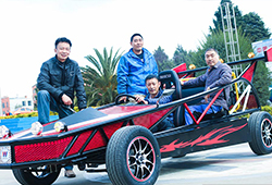 這輛車的主要設(shè)計(jì)及組裝導(dǎo)師，人帥車也帥