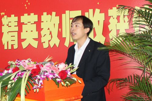 獲獎(jiǎng)教師岳海濱在歡迎儀式上發(fā)言