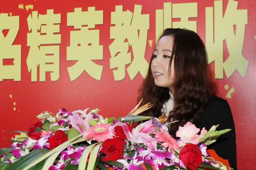 獲獎(jiǎng)教師丁婷婷在歡迎儀式上發(fā)言