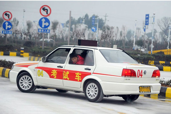 云南萬通教您倒車小技巧.jpg