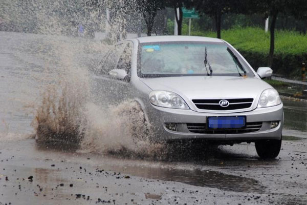 雨后為愛(ài)車做個(gè)檢查.jpg