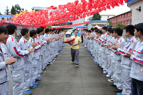 第四屆“萬通杯”獲得冠軍的云南萬通師生.jpg