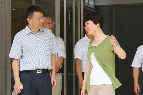 沙總與趙麗麗秘書長參觀實訓室.jpg