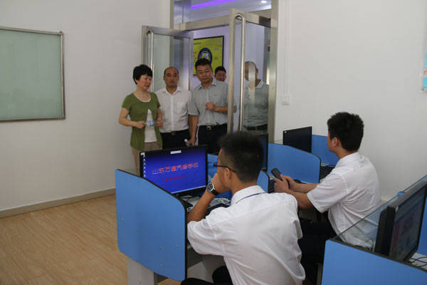 沙總與趙麗麗秘書長參觀山東萬通機房.jpg