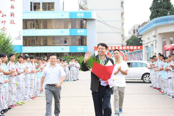 朱軍教授到云南萬通汽修學(xué)校進(jìn)行講學(xué).jpg