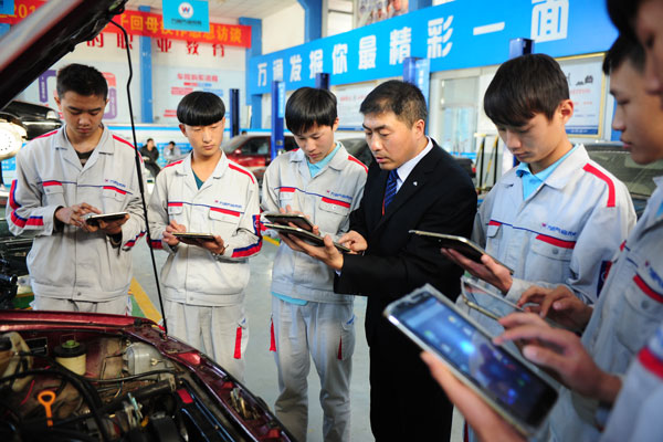 努力成長為汽車醫(yī)生的萬通學(xué)子.jpg