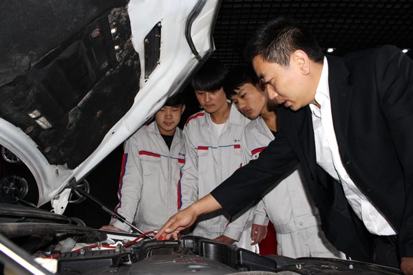 云南萬通汽修學校汽車改裝教師.jpg