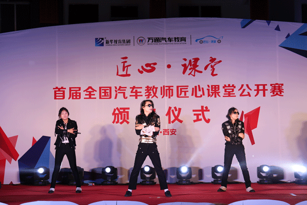 精彩紛呈的文藝表演引爆現場氣氛.gif