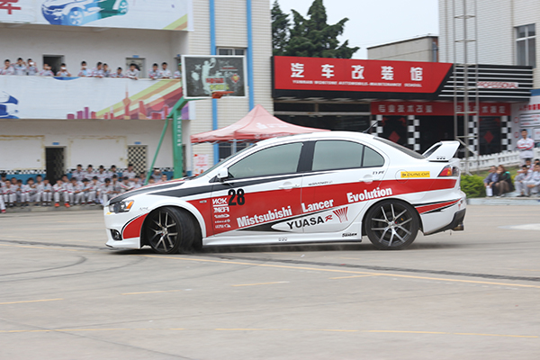 專業賽車手的展示更好的激發了同學們的興趣.jpg
