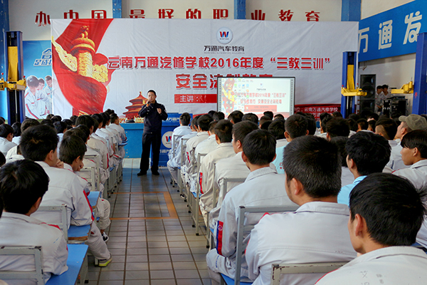 派出所局長(zhǎng)告誡學(xué)子遇事要冷靜.jpg