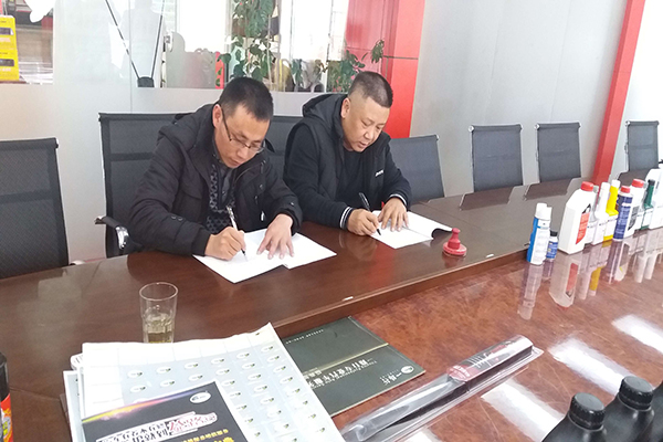 李主管與董事長簽訂合作協議.jpg