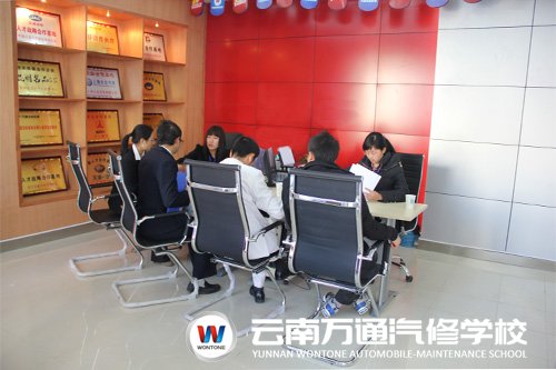 云南萬通汽修學校報名現場火爆