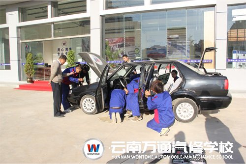 云南萬(wàn)通汽修學(xué)校實(shí)訓(xùn)教學(xué)（一）