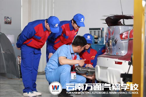 云南萬(wàn)通汽修學(xué)校實(shí)訓(xùn)教學(xué)（二）