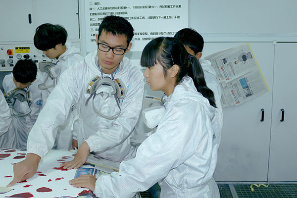 前景廣闊的汽修讓女孩子也趨之若鶩.jpg