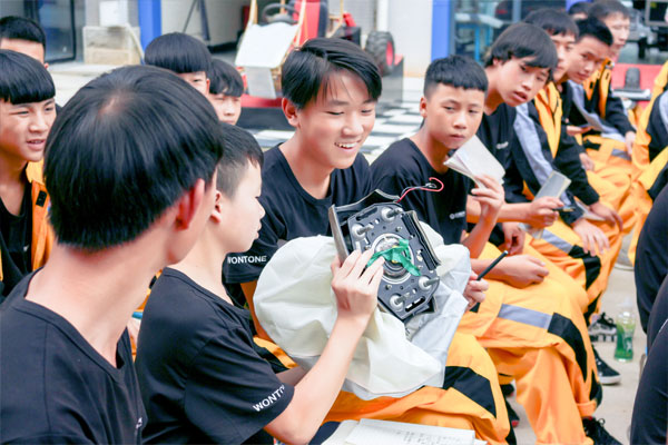 安全氣囊現場引爆之后，現場小伙伴觀察工作原理.jpg